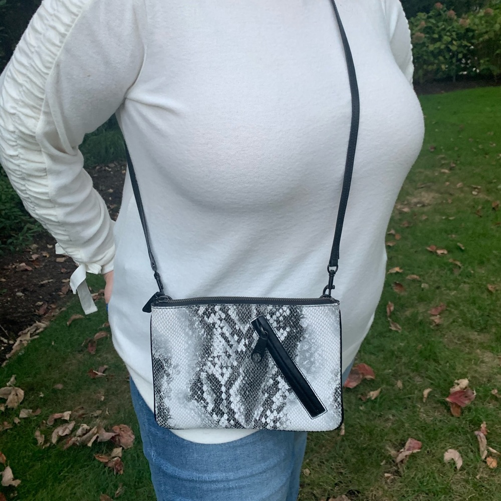 Gap crossbody bag in snakeskin